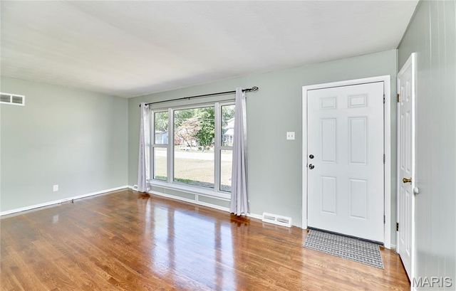 18 White Drive, St Louis, MO 63135