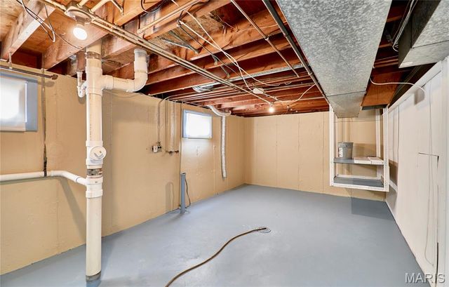 18 White Drive, St Louis, MO 63135