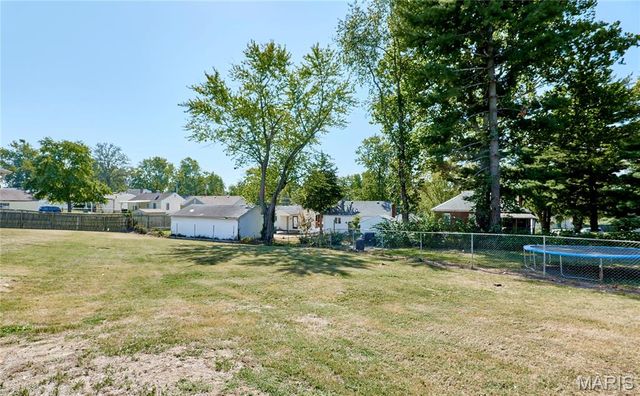 18 White Drive, St Louis, MO 63135