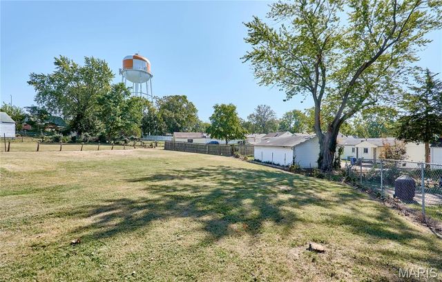 18 White Drive, St Louis, MO 63135