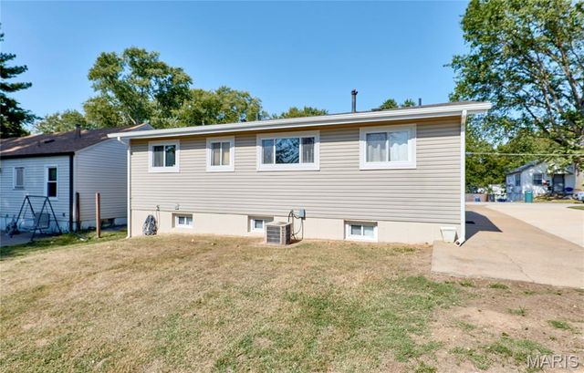 18 White Drive, St Louis, MO 63135