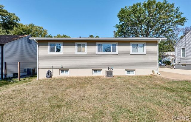 18 White Drive, St Louis, MO 63135