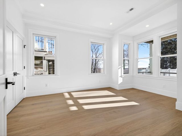 427 E 6th St 1, Boston, MA 02127