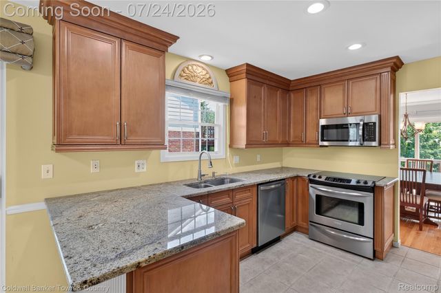 41703 Kirkwood Drive, Novi, MI 48377