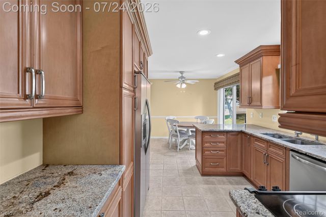 41703 Kirkwood Drive, Novi, MI 48377