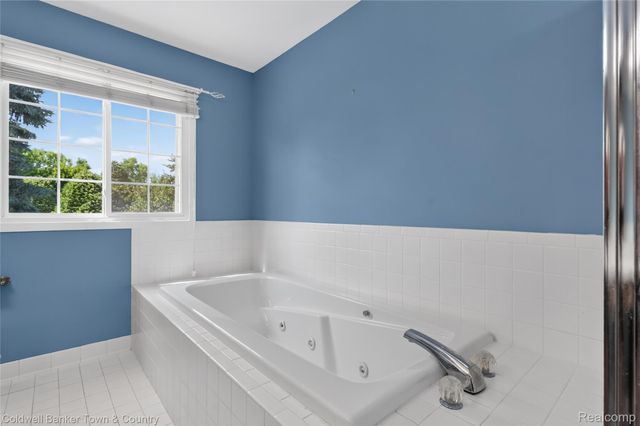 41703 Kirkwood Drive, Novi, MI 48377