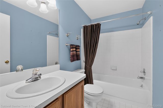 41703 Kirkwood Drive, Novi, MI 48377