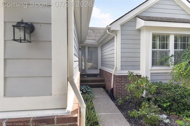 41703 Kirkwood Drive, Novi, MI 48377