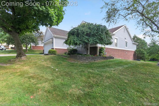 41703 Kirkwood Drive, Novi, MI 48377