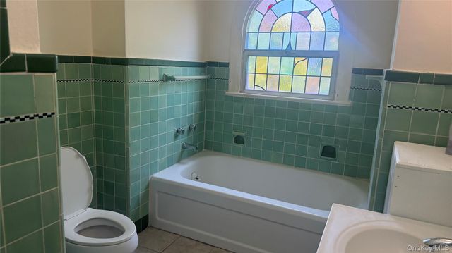 89-28 207th Street 3rd Floor, Queens Village, NY 11427