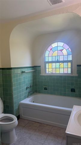 89-28 207th Street 3rd Floor, Queens Village, NY 11427