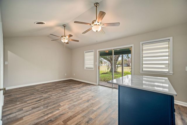 1105 W Saint Louis Avenue, Seadrift, TX 77983