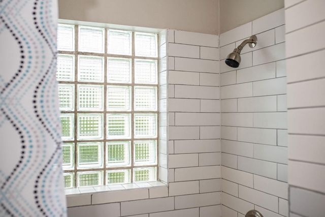 1105 W Saint Louis Avenue, Seadrift, TX 77983