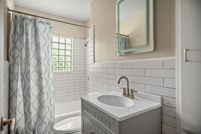 1105 W Saint Louis Avenue, Seadrift, TX 77983