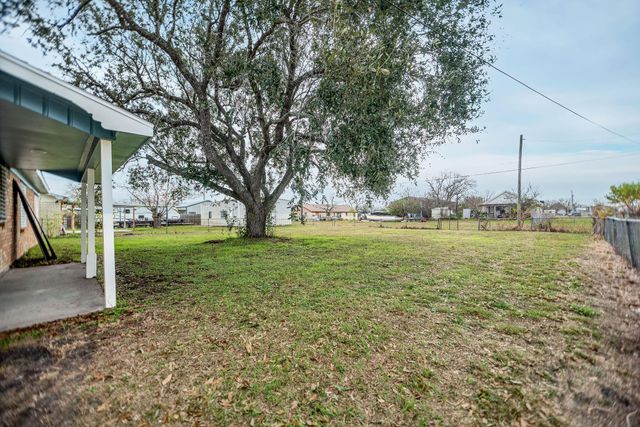 1105 W Saint Louis Avenue, Seadrift, TX 77983