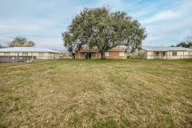 1105 W Saint Louis Avenue, Seadrift, TX 77983