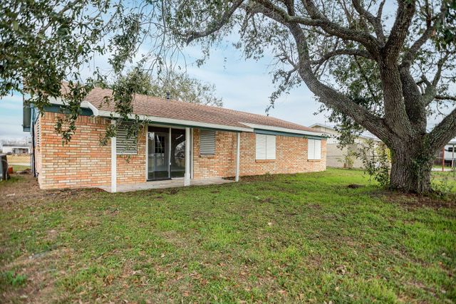 1105 W Saint Louis Avenue, Seadrift, TX 77983