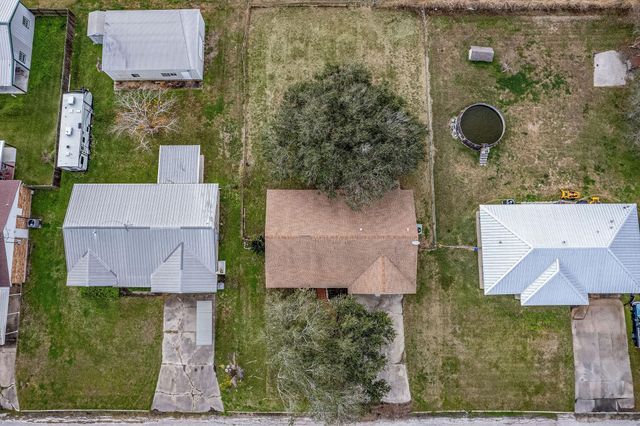 1105 W Saint Louis Avenue, Seadrift, TX 77983