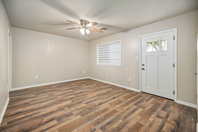 1105 W Saint Louis Avenue, Seadrift, TX 77983