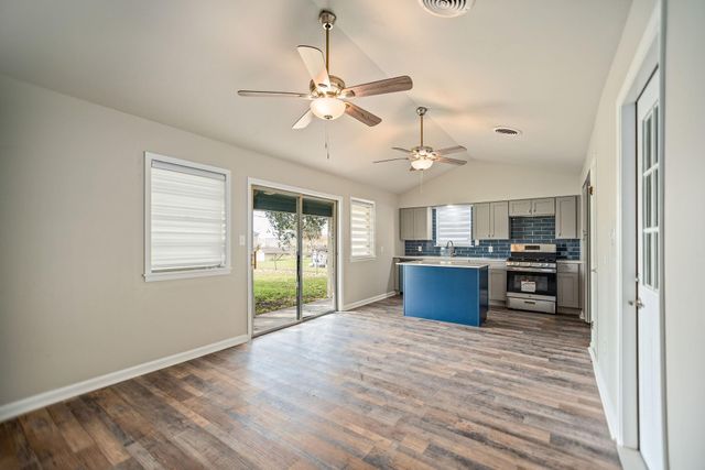 1105 W Saint Louis Avenue, Seadrift, TX 77983
