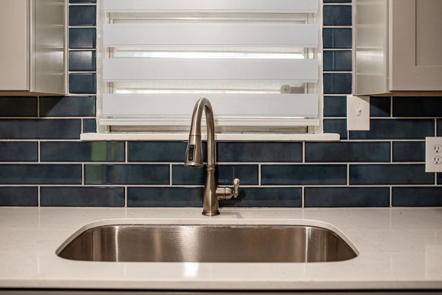 1105 W Saint Louis Avenue, Seadrift, TX 77983