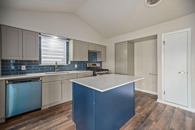 1105 W Saint Louis Avenue, Seadrift, TX 77983