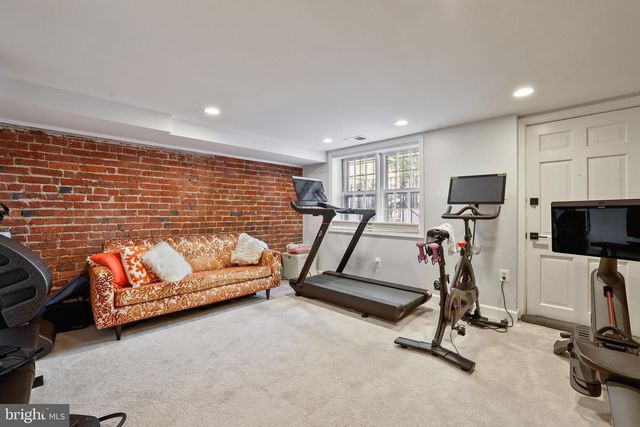 1215 33RD ST NW, Washington, DC 20007