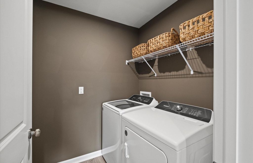 Image 14 of property listing at 887 Meadowbrook Lane, Summerville, SC 29486