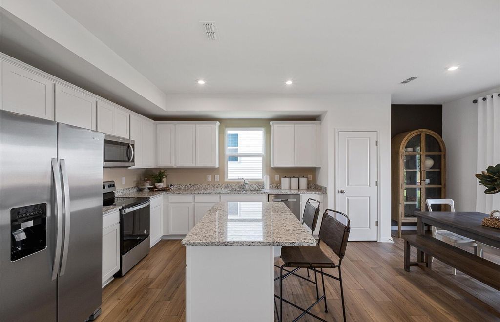 Image 6 of property listing at 887 Meadowbrook Lane, Summerville, SC 29486