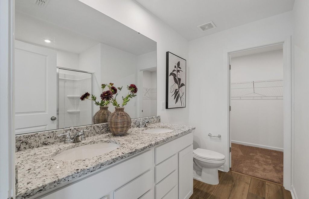 Image 8 of property listing at 887 Meadowbrook Lane, Summerville, SC 29486