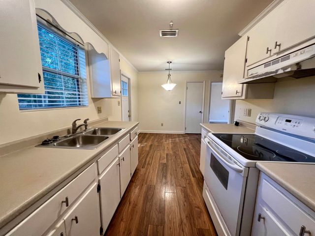 2925 Pontiac Drive, Tallahassee, FL 32301