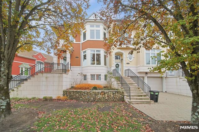 112 Winding Creek Way, Old Tappan, NJ 07675