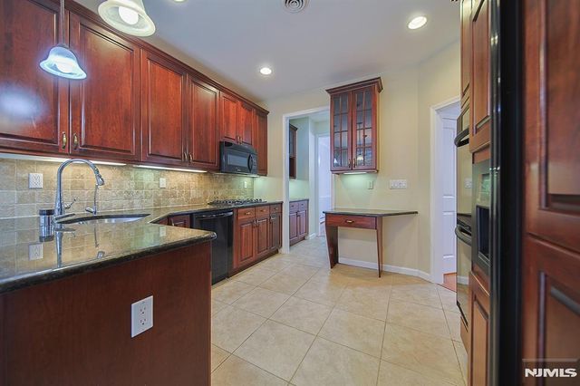 112 Winding Creek Way, Old Tappan, NJ 07675