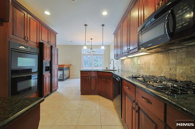 112 Winding Creek Way, Old Tappan, NJ 07675