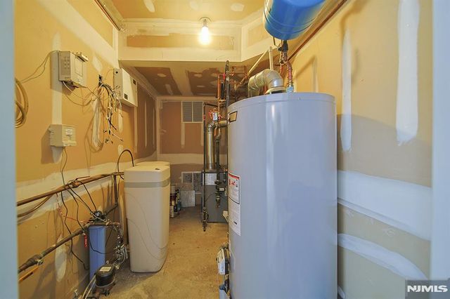 112 Winding Creek Way, Old Tappan, NJ 07675