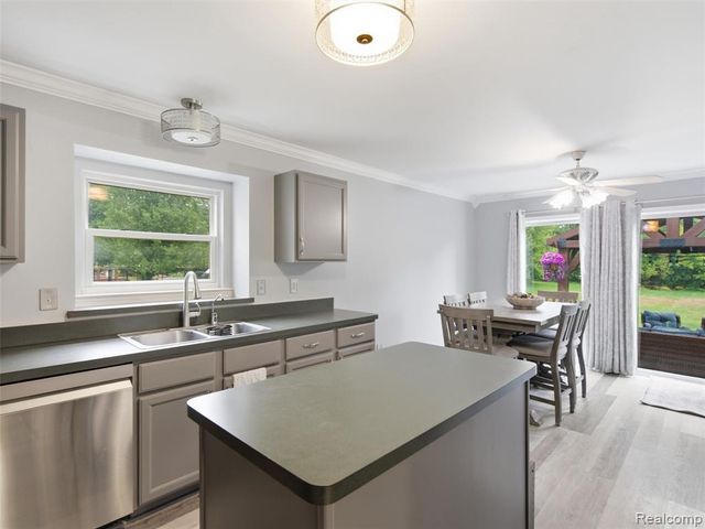 54897 Walnut Drive, New Hudson, MI 48165