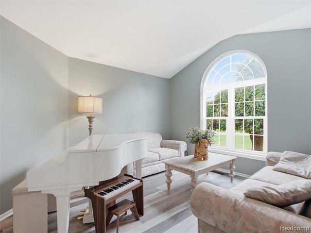 54897 Walnut Drive, New Hudson, MI 48165