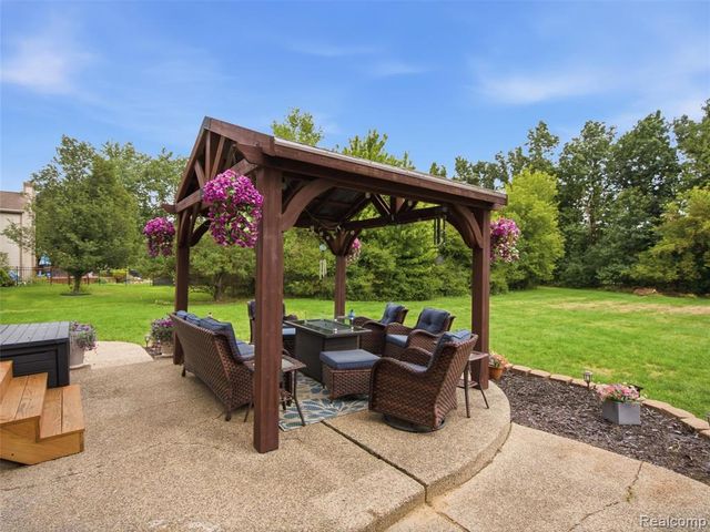54897 Walnut Drive, New Hudson, MI 48165