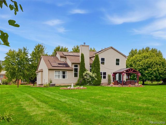 54897 Walnut Drive, New Hudson, MI 48165