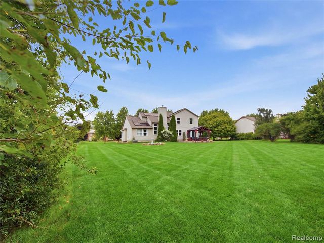 54897 Walnut Drive, New Hudson, MI 48165