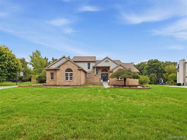 54897 Walnut Drive, New Hudson, MI 48165