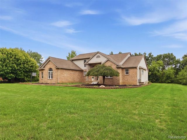 54897 Walnut Drive, New Hudson, MI 48165