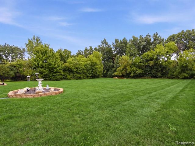 54897 Walnut Drive, New Hudson, MI 48165
