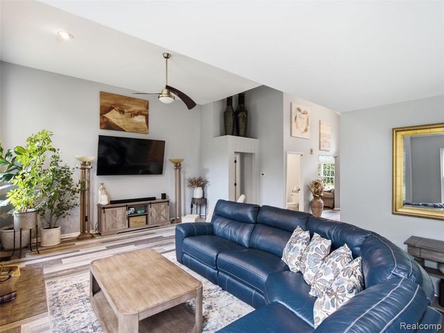 54897 Walnut Drive, New Hudson, MI 48165