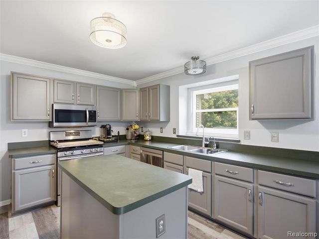 54897 Walnut Drive, New Hudson, MI 48165