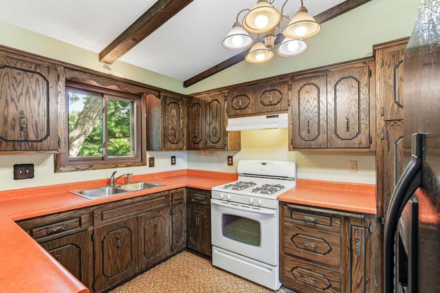 8009 Noble Avenue N, Brooklyn Park, MN 55443