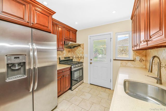 3900 Miller Place, Levittown, NY 11756