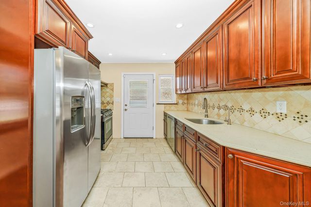3900 Miller Place, Levittown, NY 11756