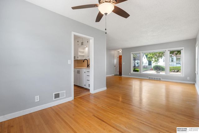 6335 William Street, Omaha, NE 68106