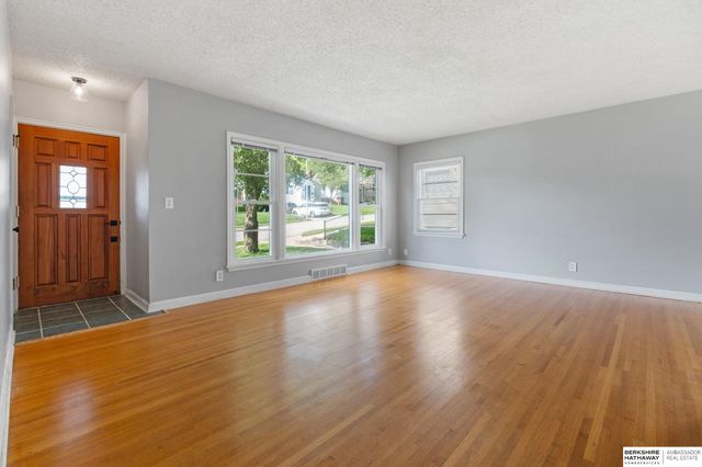 6335 William Street, Omaha, NE 68106